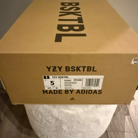 Yeezy Athletic Shoes in Black and Cream - Picture 7 of 8